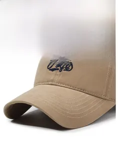 Dettaglio cappello baseball in tela kaki con ricamo blu scuro e cuciture sulla visiera curva