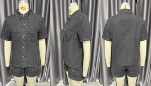 Drei-Seiten-Ansicht des dunkelgrauen Denim-Sets mit Kurzarmhemd und passender Shorts