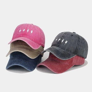 Gros plan de casquettes de baseball en coton délavé vintage avec geste de la main LOVE