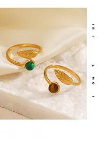 Détail de bagues vintage dorées avec malachite naturelle et pierres de couleur ambre