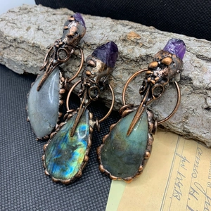 Collier crâne de corbeau gothique avec labradorite et améthyste sur écorce