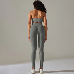 Vue arrière d'un ensemble de sport gris foncé sans couture avec legging côtelé et brassière