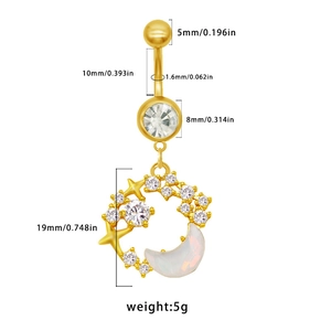 Makroansicht goldener Bauchnabelpiercing Mond und Stern mit Opal und Maßangaben