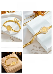 Nahaufnahme von Goldmünzen-Armband mit Porträt-Relief, Zirkonia-Steinen und Panzerkette