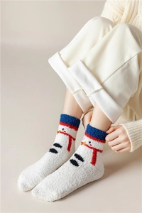Détail de chaussette bonhomme de neige en polaire corail avec broderie et nez 3D
