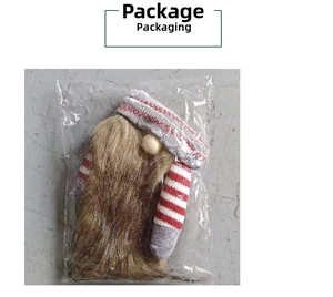 Vue détaillée du couvre-bouteille gnome de Noël dans son emballage plastique transparent.
