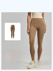 Détail du legging de yoga taille haute avec contrôle du ventre en couleur kaki foncé