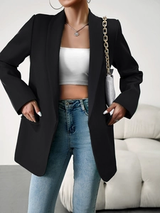Gros plan d'un blazer noir mi-long sans boutonnage avec une coupe et texture élégantes