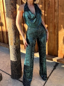 Combinaison dos nu à paillettes vert paon avec col en V profond et pantalon large chic