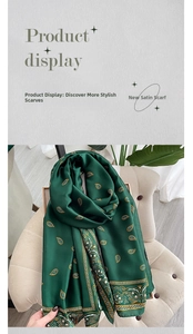 Dettaglio di una sciarpa in seta verde scuro con motivo paisley dorato su una sedia
