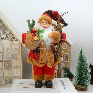 Détail du Père Noël décoratif en manteau écossais rouge tenant un sac en toile de jute