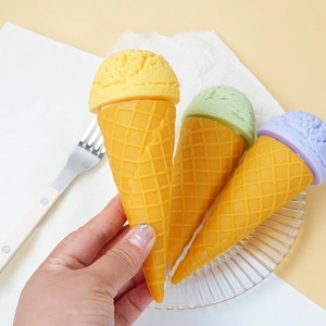 Modelli di coni gelato artificiali colorati con trama a cialda per decorazione