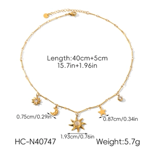 Détails du collier doré avec pendentifs soleil lune étoile et pierre de lune