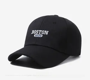 Dettaglio del ricamo bianco BOSTON sul cappellino da baseball in cotone nero