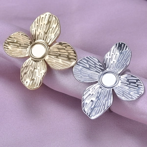 Bagues fleurs réglables en acier inoxydable 304 doré et argenté sur du satin