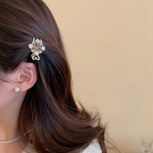 Gros plan d'une pince à cheveux florale élégante avec cristaux portée par un mannequin
