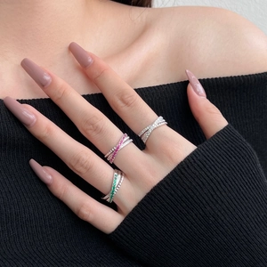 Eleganter Ring aus 925er Sterlingsilber mit buntem Zirkonia-Besatz im Kreuzdesign
