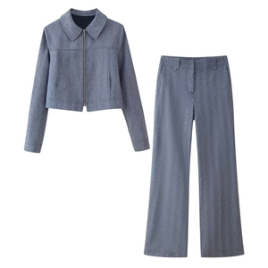 Detail eines blaugrauen Zweiteilers mit Reißverschlussjacke und weiter Hose
