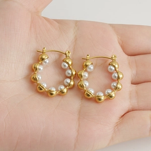 18k gold plated titanium steel C-shaped hoop earrings with wave edge and inlaid pearls
