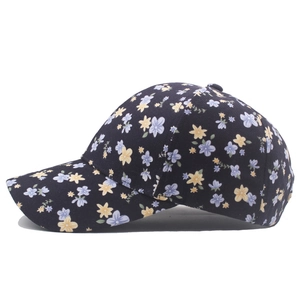 Détail du motif floral sur casquette de baseball en coton bleu avec visière courbée