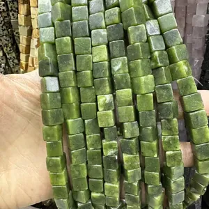 Détail de perles carrées en pierre naturelle verte pour création de bijoux et colliers