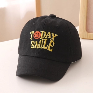 Vorderansicht der schwarzen Kinder Basecap mit gelben Today Smile Stickdetails
