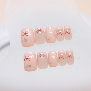 Unghie finte french rosa corte e quadrate con fiocchi rossi e glitter argentati a stella