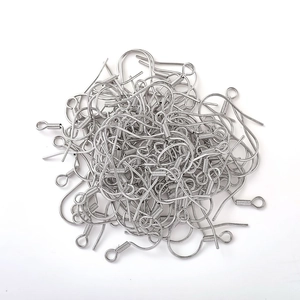 Dettaglio di ganci per orecchini placcati in argento con molla a spirale e occhiello