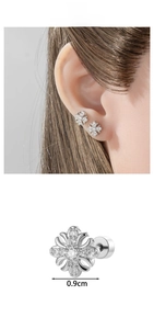 Vue détaillée de la boucle d'oreille croix en argent avec incrustation de zircon