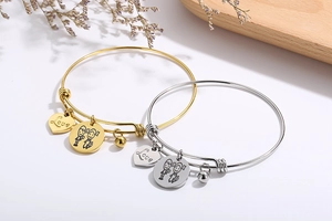 Details von verstellbaren Gold- und Silberarmbändern mit Herzanhängern und Blumen