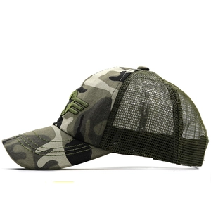 Dettaglio del cappello trucker mimetico con rete traspirante e ricamo 3D vista laterale