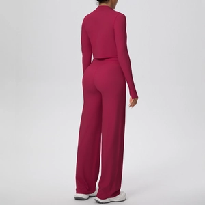Vue arrière du crop top bordeaux à manches longues et du pantalon de yoga évasé