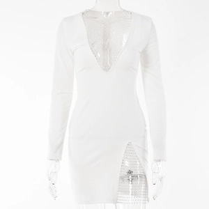 Detail von weißem Minikleid mit V-Ausschnitt und Strass-Netz-Patchwork am Seitenschlitz