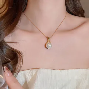 Elegante goldene Perlenkette mit Zirkonia-Anhänger an einem Modell im edlen Stil