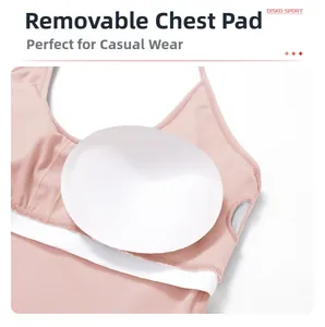 Détail des coussinets amovibles et de la texture du tissu sur le soutien-gorge de yoga
