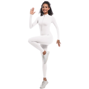 Détail d'un body de yoga blanc avec demi-fermeture éclair avant et col montant sport