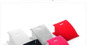 Présentoir à colliers en velours en blanc, gris, rouge, noir et rose avec design biseauté