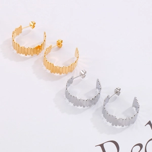 Boucles d'oreilles créoles C dorées et argentées avec texture rainurée moderne
