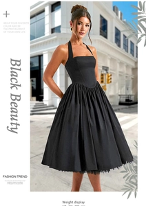 Details des eleganten schwarzen Neckholder-Kleids mit Faltenrock und tailliertem Schnitt