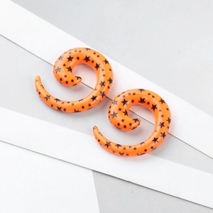 Écarteurs d'oreilles spirales orange avec motifs d'étoiles noires en acrylique