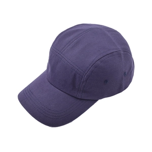 Dettaglio ravvicinato del cappello camper a 5 pannelli viola scuro in cotone twill e cuciture