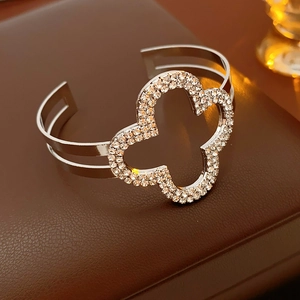 Dettaglio macro del bracciale rigido a quadrifoglio argento con strass incastonati