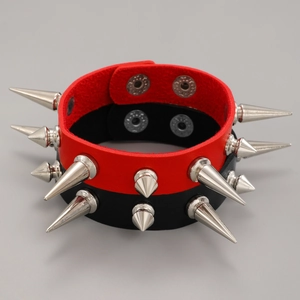 Punk-Lederarmbänder in Rot und Schwarz mit silbernen Nieten und Metalldruckknöpfen