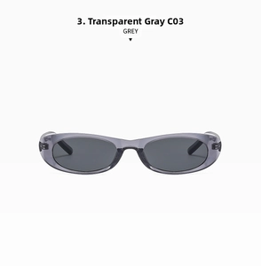 Dettaglio degli occhiali da sole cat-eye C03 con montatura grigia trasparente alla moda