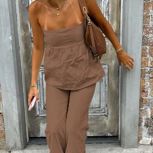 Détail de l'ensemble marron texturé avec haut bustier et pantalon droit sur modèle