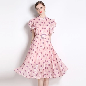 Rosa gepunktetes Maxikleid mit Stehkragen, Rüschenärmeln und passendem Taillengürtel
