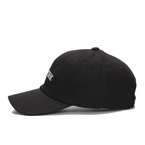Casquette de baseball noire classique avec broderie York blanche vue de profil à 45 degrés