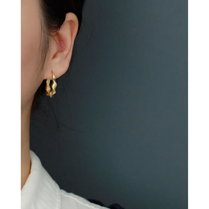 Irregular wavy golden hoop earrings in 925 silver with a high-shine metallic finish