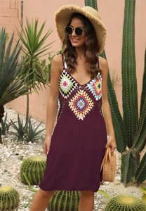 Détail du corsage en crochet et tissu tissé sur la robe de plage bohème violet foncé
