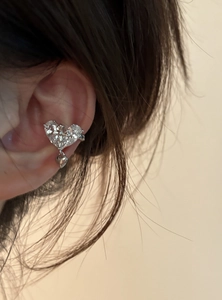 Vue détaillée du ear cuff cœur plaqué or 18 carats avec croix en zircon et pampille cœur.